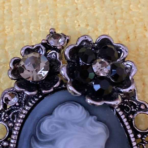 Brooch - Picture 2 of 9